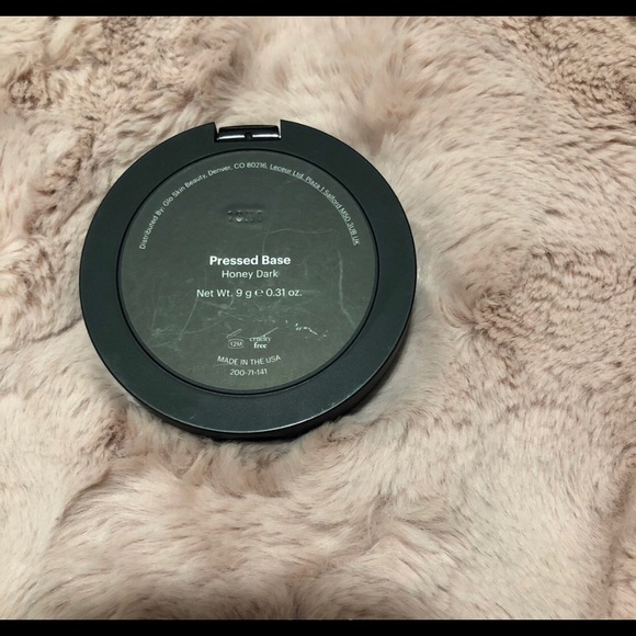 GLO Skin Beaty Pressed Base Honey Dark - Picture 3 of 3